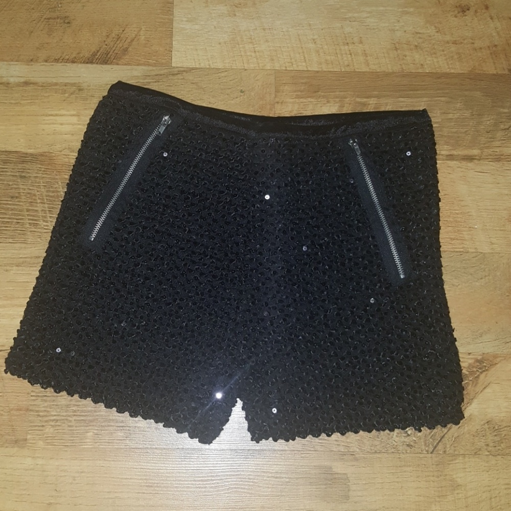 SEQUENCE SHORTS  SIZE L